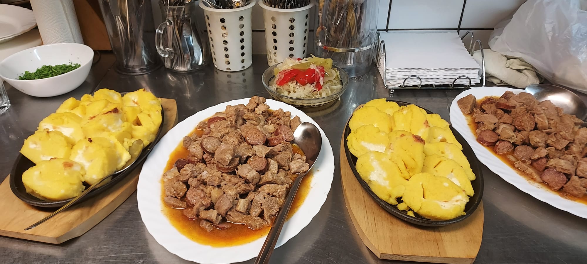 Tochitură cu mămăligă și brânză